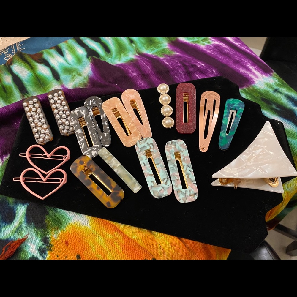 ✨ Bundle of 17 hair clips!!